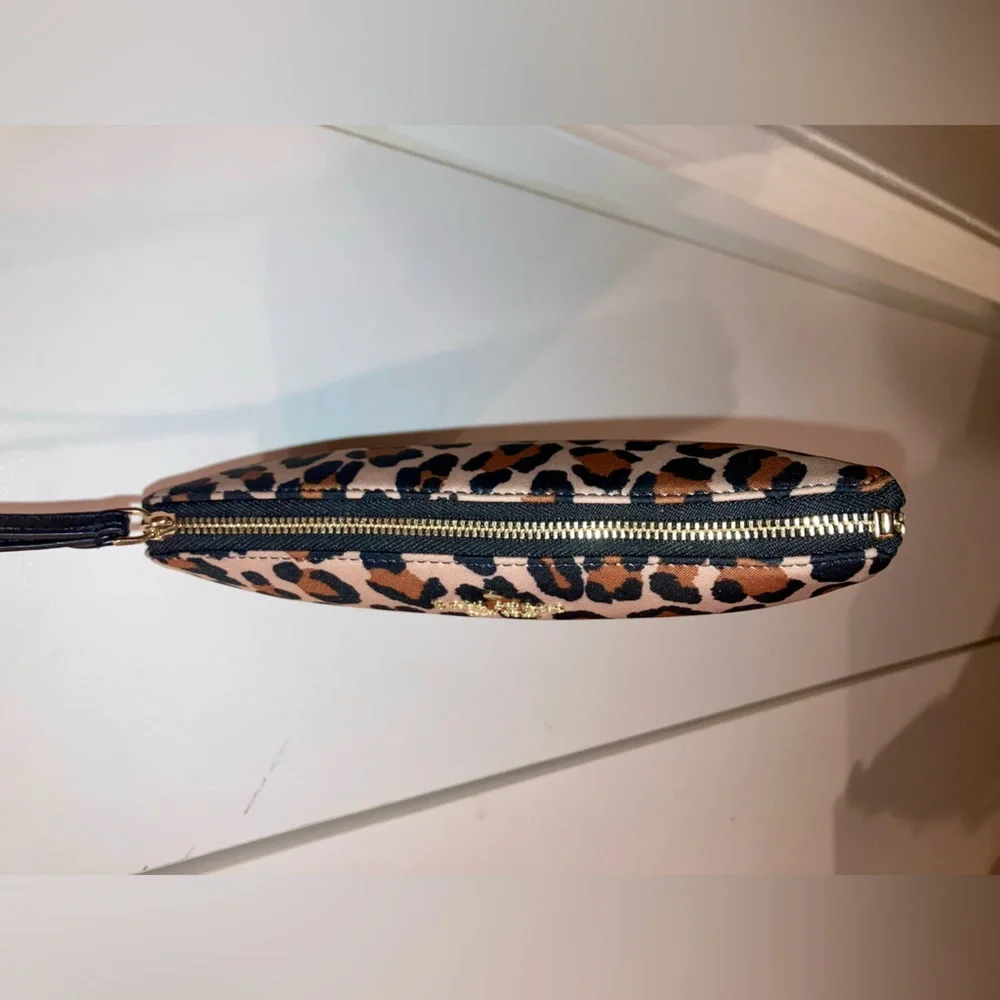 Kate Spade New York CHELSEA LEOPARD MEDIUM WRISTLET POUCH